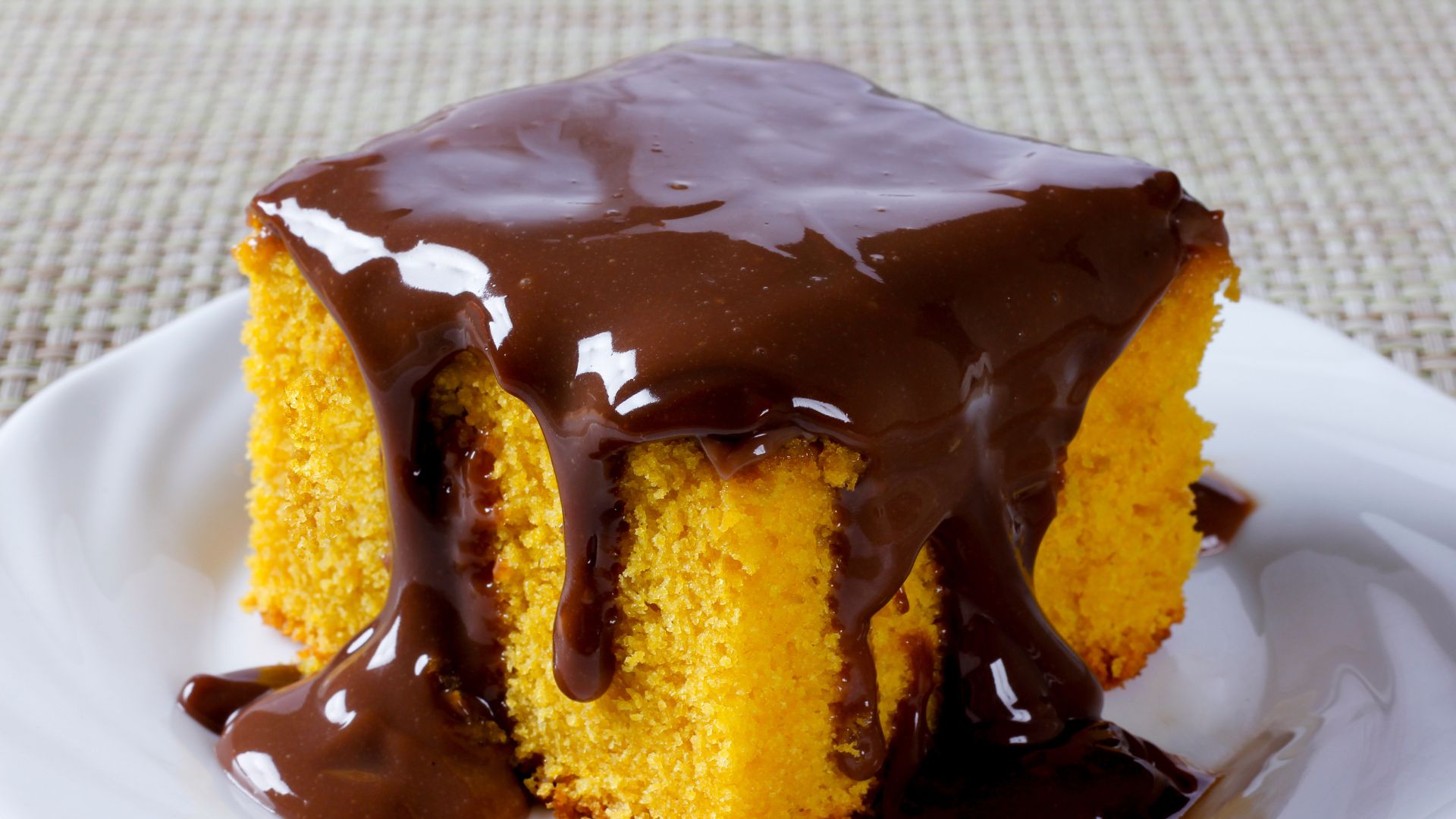 BOLO DE CENOURA com calda de chocolate