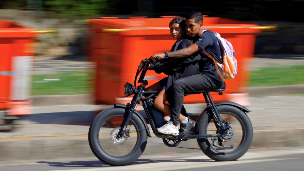 Adolescentes e bicicletas elétricas