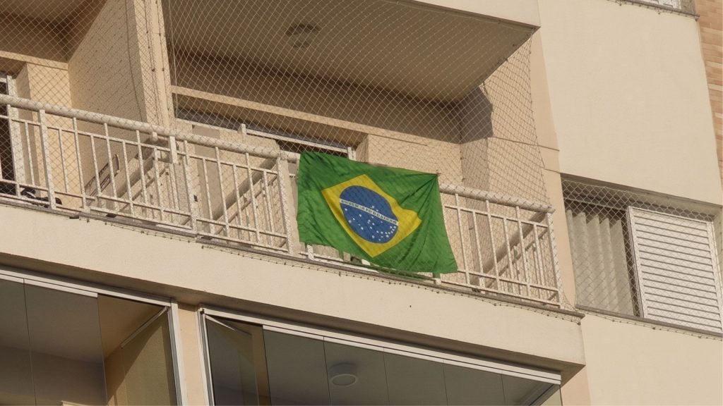 Apartamento com bandeira do brasil em condomínio