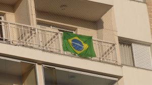 Apartamento com bandeira do brasil em condomínio