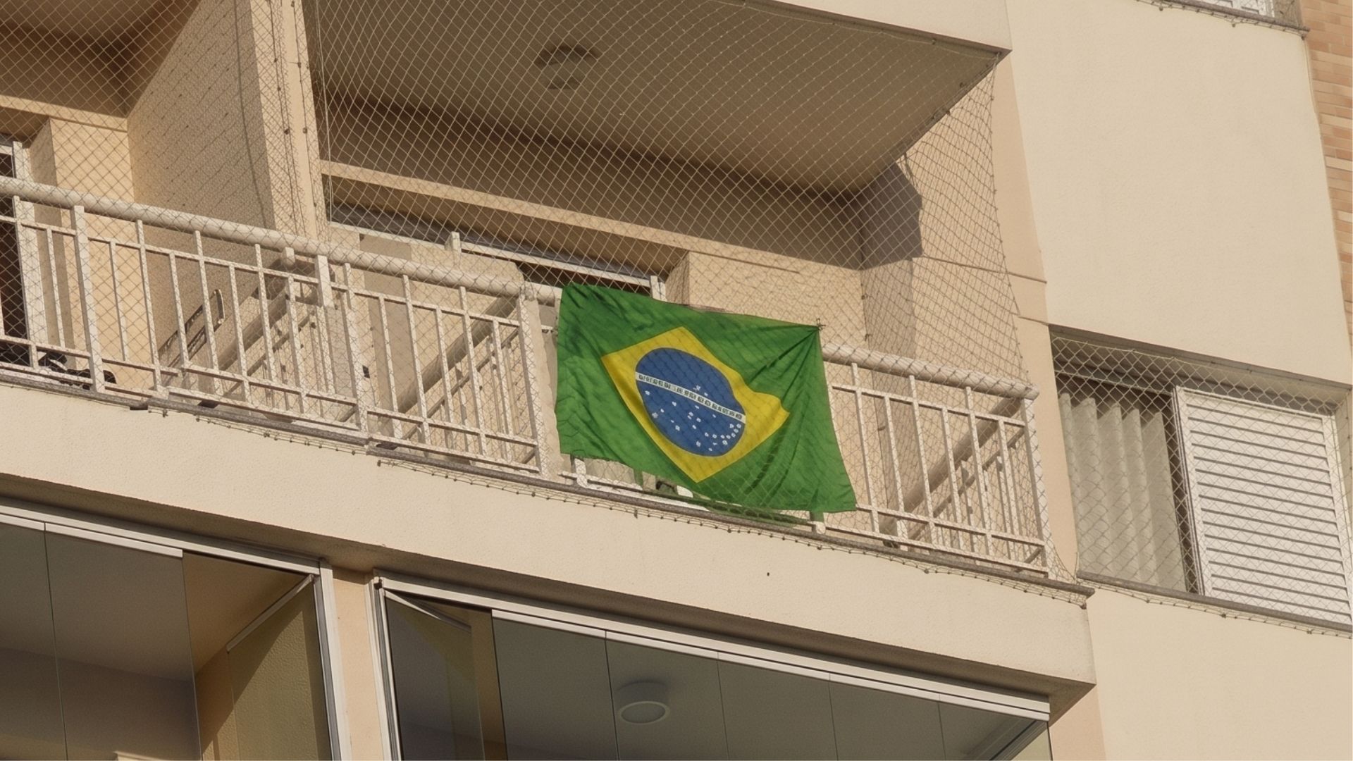 Apartamento com bandeira do brasil em condomínio