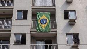 Bandeira do Brasil durante jogo da copa do mundo na varanda do apartamento de condomínio
