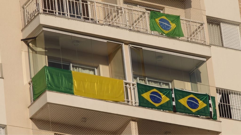 Condomínio multa bandeira do brasil varanda e janelas