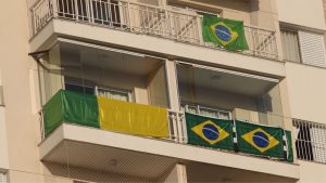 Condomínio multa bandeira do brasil varanda e janelas