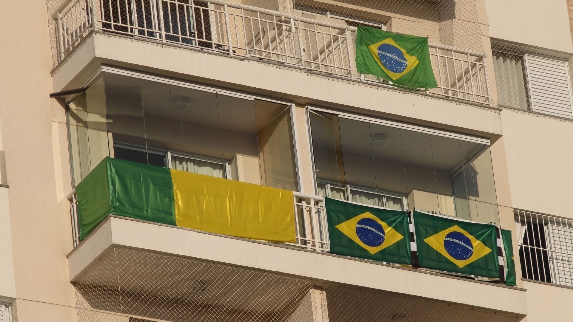 Condomínio multa bandeira do brasil varanda e janelas