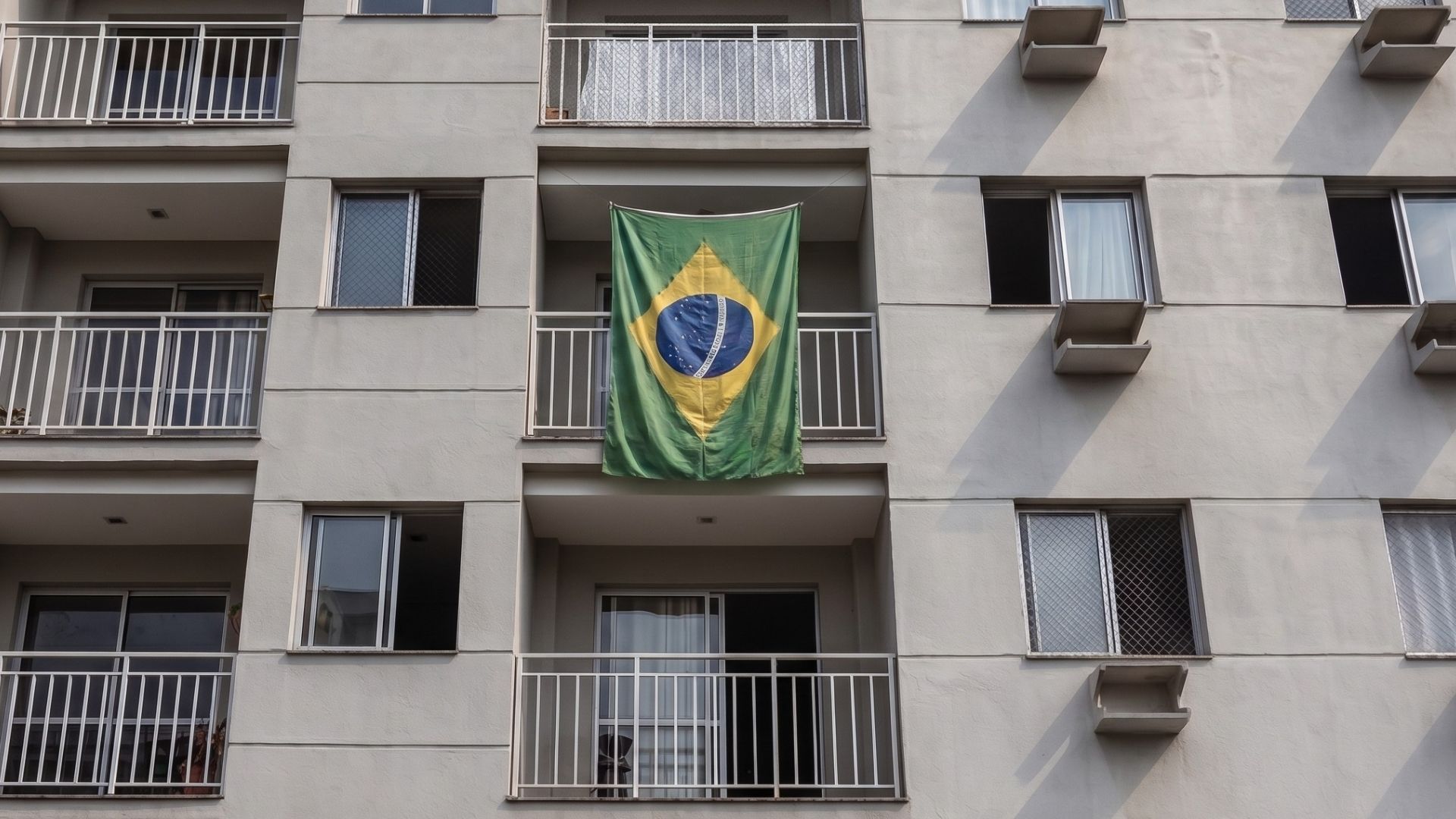 Família Bandeira do Brasil Varanda Condomínio
