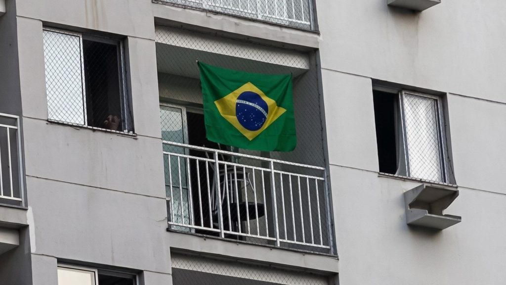 Família Condomínio Multa Bandeira do Brasil Varanda