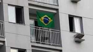Família Condomínio Multa Bandeira do Brasil Varanda