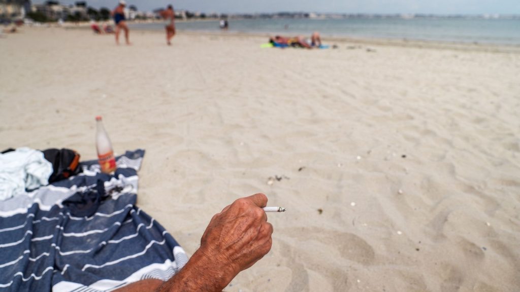 Fumar em praias e praças multa