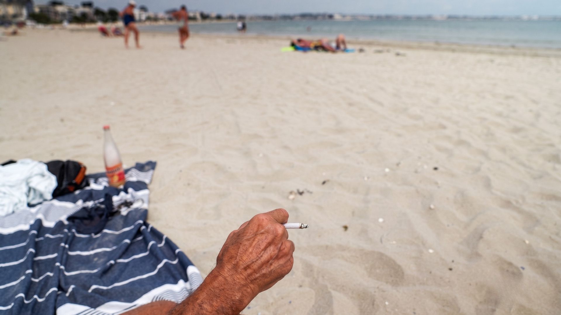 Fumar em praias e praças multa
