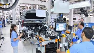 Grande marca de carros fábricas demissão em massa