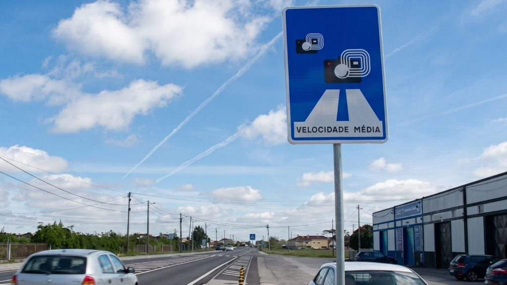 Radar de velocidade média veículos motoristas BR-101