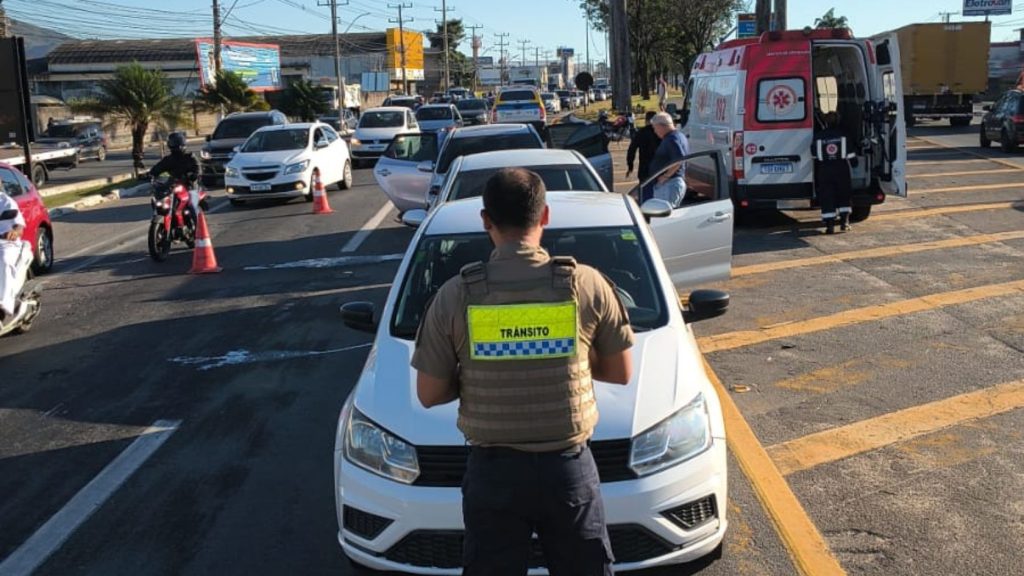 acidente avenida mestre álvaro