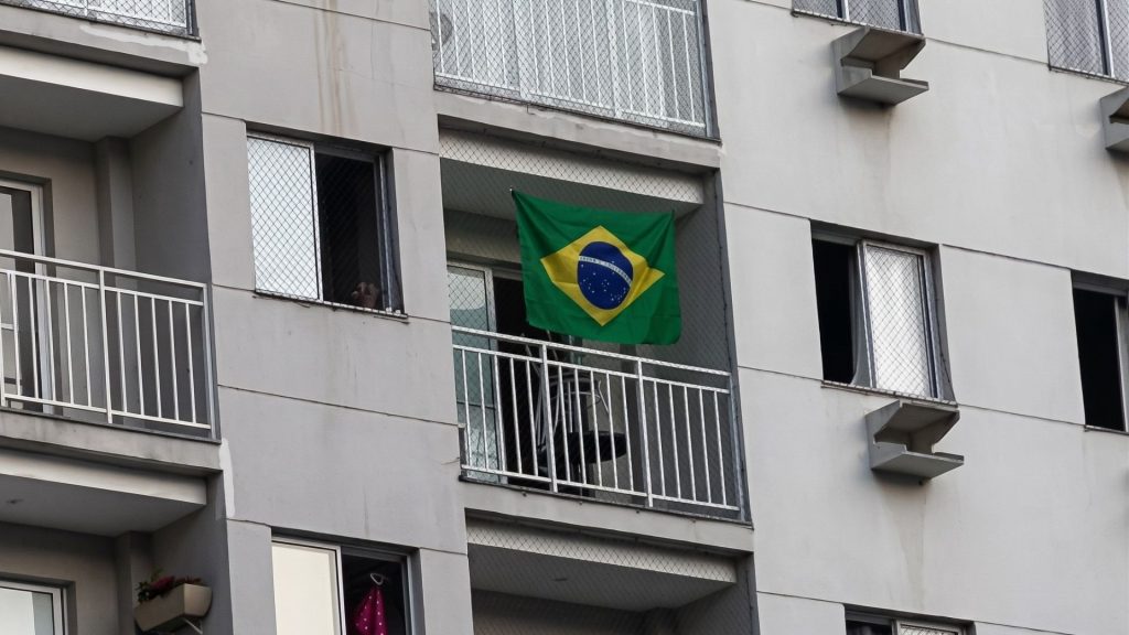 Bandeira do Brasil Condomínio Eleições Varanda