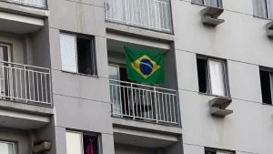 Bandeira do Brasil Condomínio Eleições Varanda