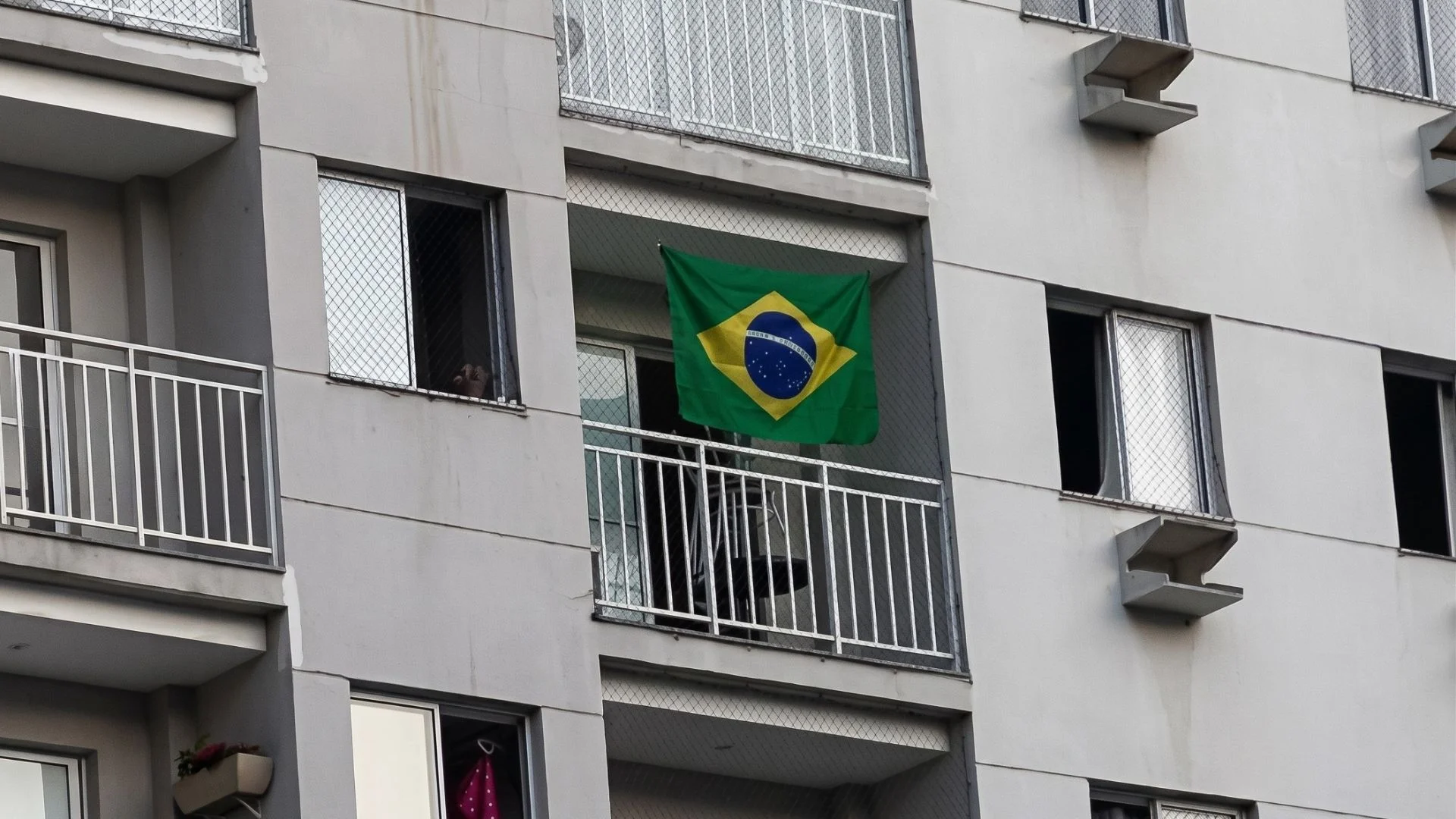 Bandeira do Brasil Condomínio Eleições Varanda
