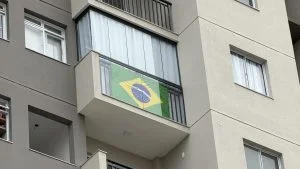 Bandeira do Brasil na varanda família multada