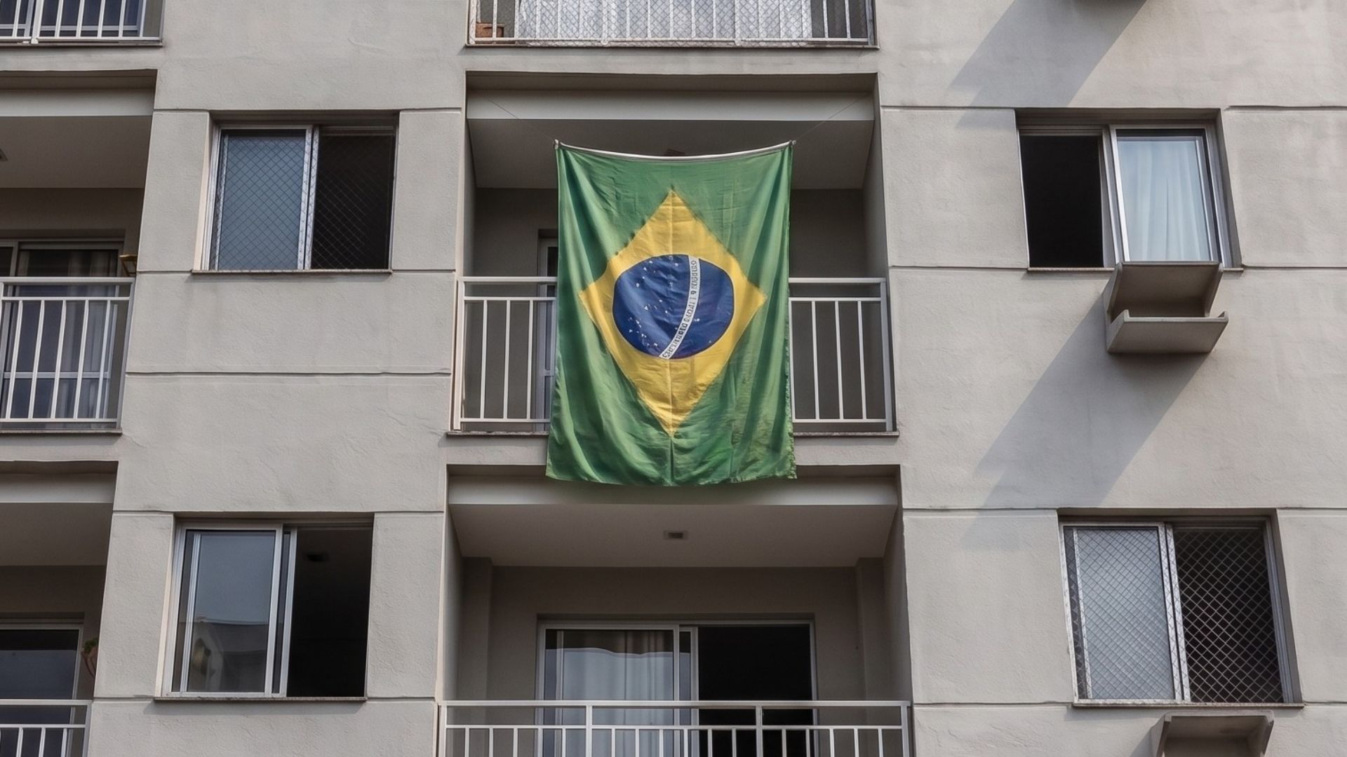 Bandeira do Brasil Varanda Condomínio Família