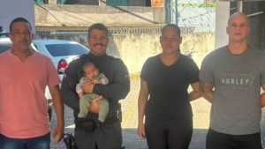 bebê salvo policiais