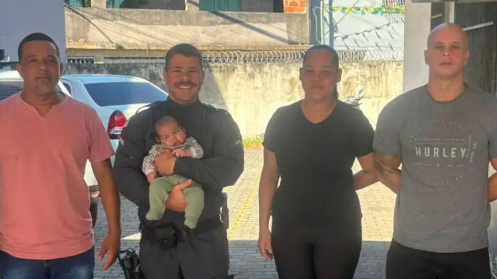 bebê salvo policiais