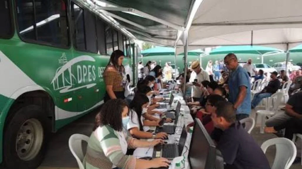 Moradores aguardam atendimento jurídico gratuito da Defensoria Pública em ação na Serra e em Vitória