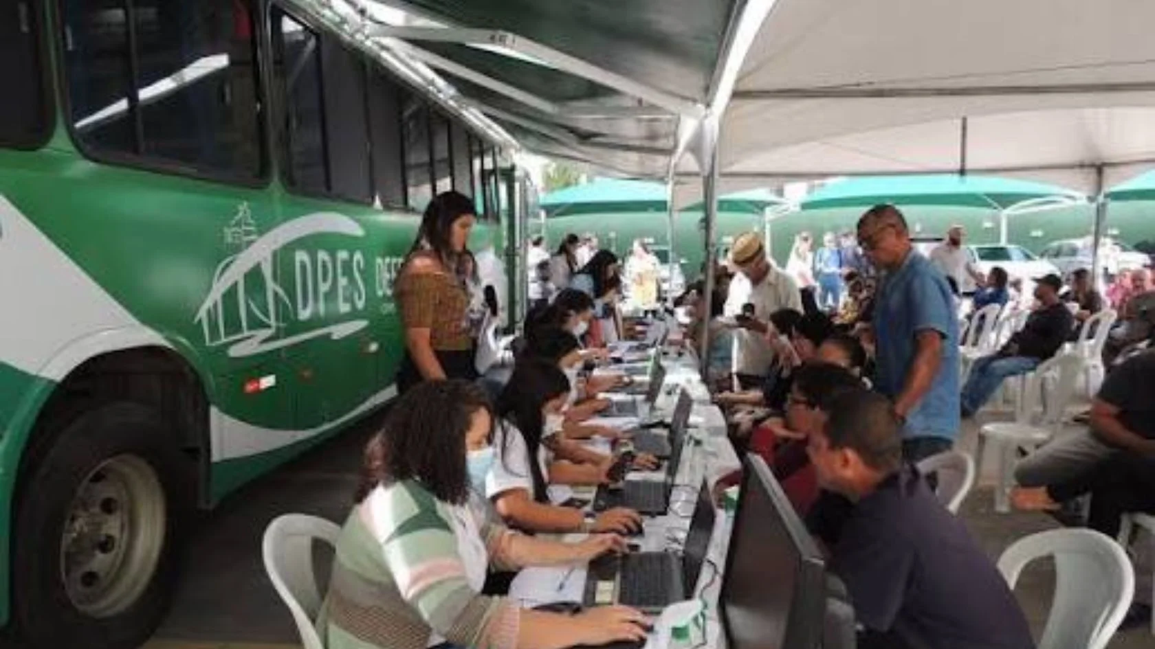 Moradores aguardam atendimento jurídico gratuito da Defensoria Pública em ação na Serra e em Vitória