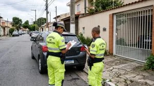 Estacionar na garagem Morador multado Guarda de trânsito