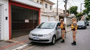 Estacionar na garagem multa motorista
