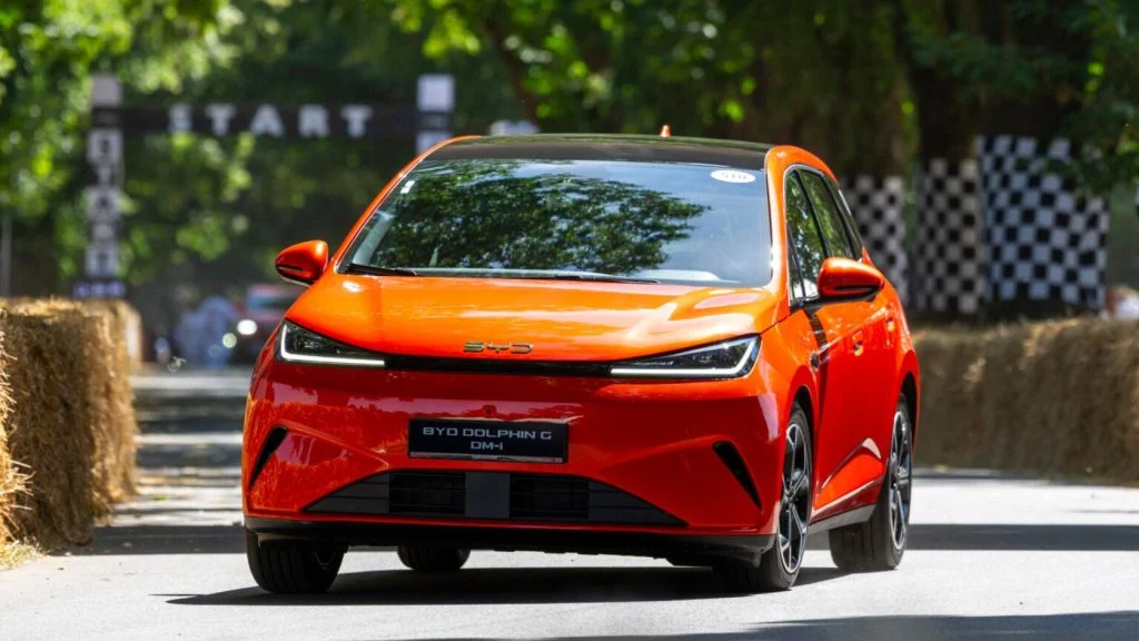 BYD Dolphin G laranja, novo hatch híbrido plug-in confirmado para o Brasil em 2027