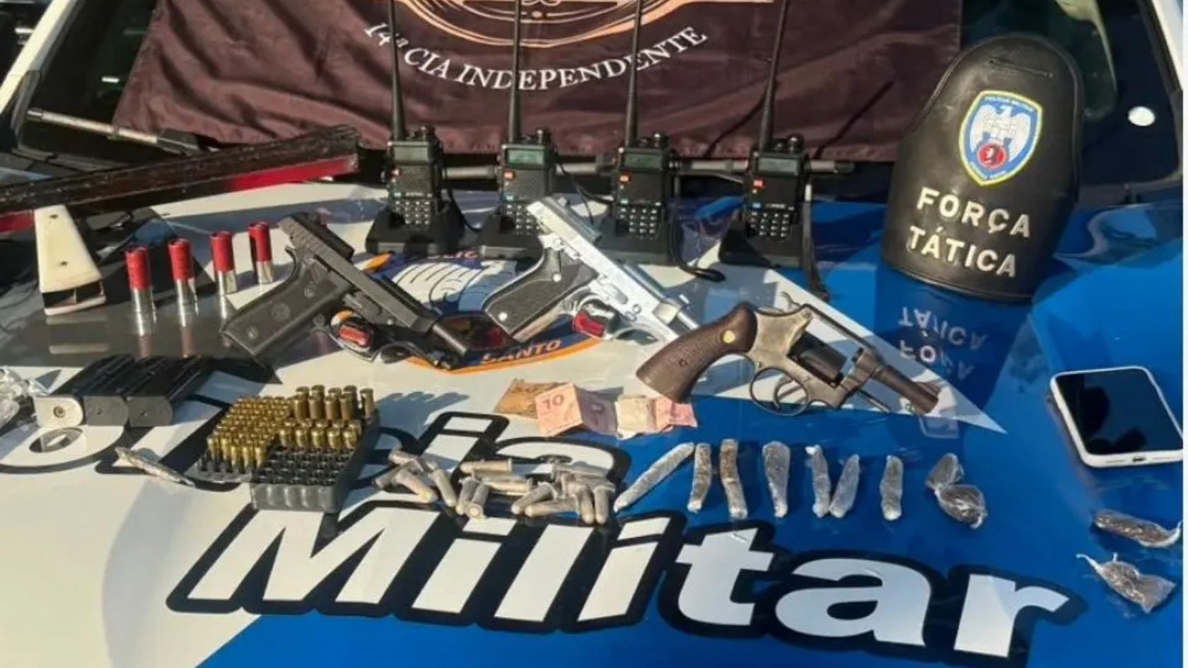 Armas e granada apreendidas pela polícia após ataque a policiais na Serra