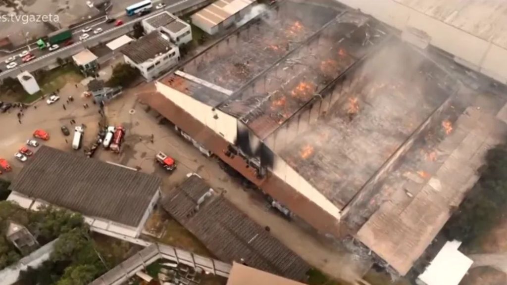 Vista aérea do galpão do Arquivo Geral do TJES destruído pelo incêndio em Jardim Limoeiro, na Serra.