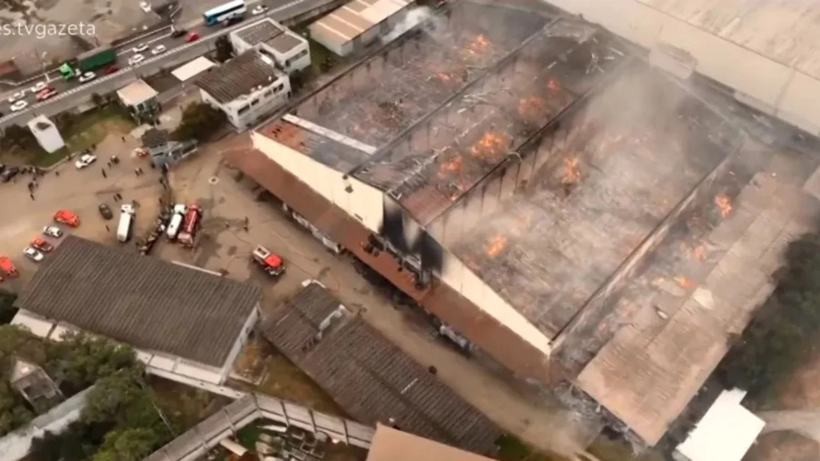 Vista aérea do galpão do Arquivo Geral do TJES destruído pelo incêndio em Jardim Limoeiro, na Serra.