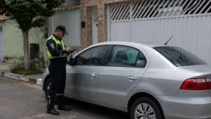 Morador estacionar na frente da própria garagem