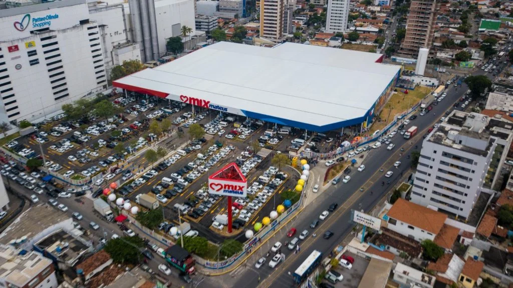 Rede de supermercados fecha lojas e manda demitir funcionários