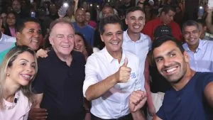 Ricardo Ferraço ao lado de Sérgio Vidigal, Casagrande e apoiadores em evento na Serra