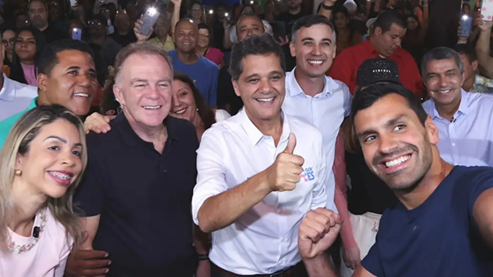 Ricardo Ferraço ao lado de Sérgio Vidigal, Casagrande e apoiadores em evento na Serra