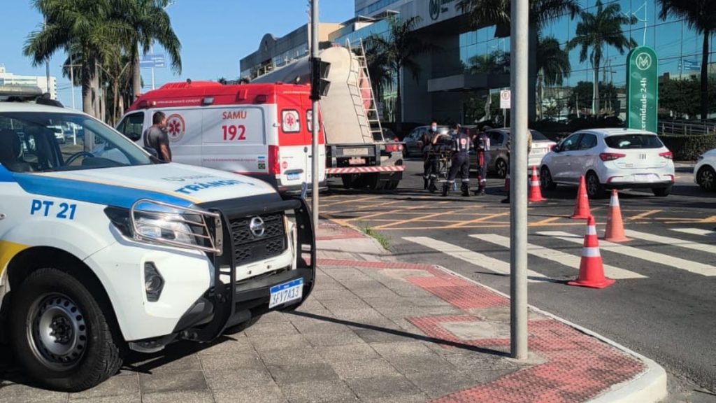 Motocicleta envolvida em acidente com carreta na Avenida Civit, na Serra.