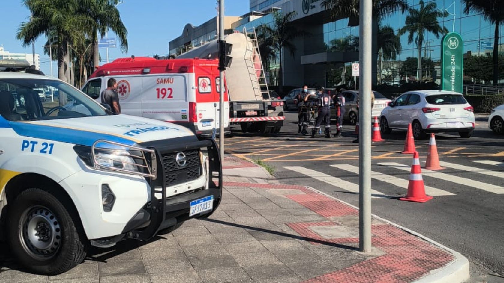 Motocicleta envolvida em acidente com carreta na Avenida Civit, na Serra.