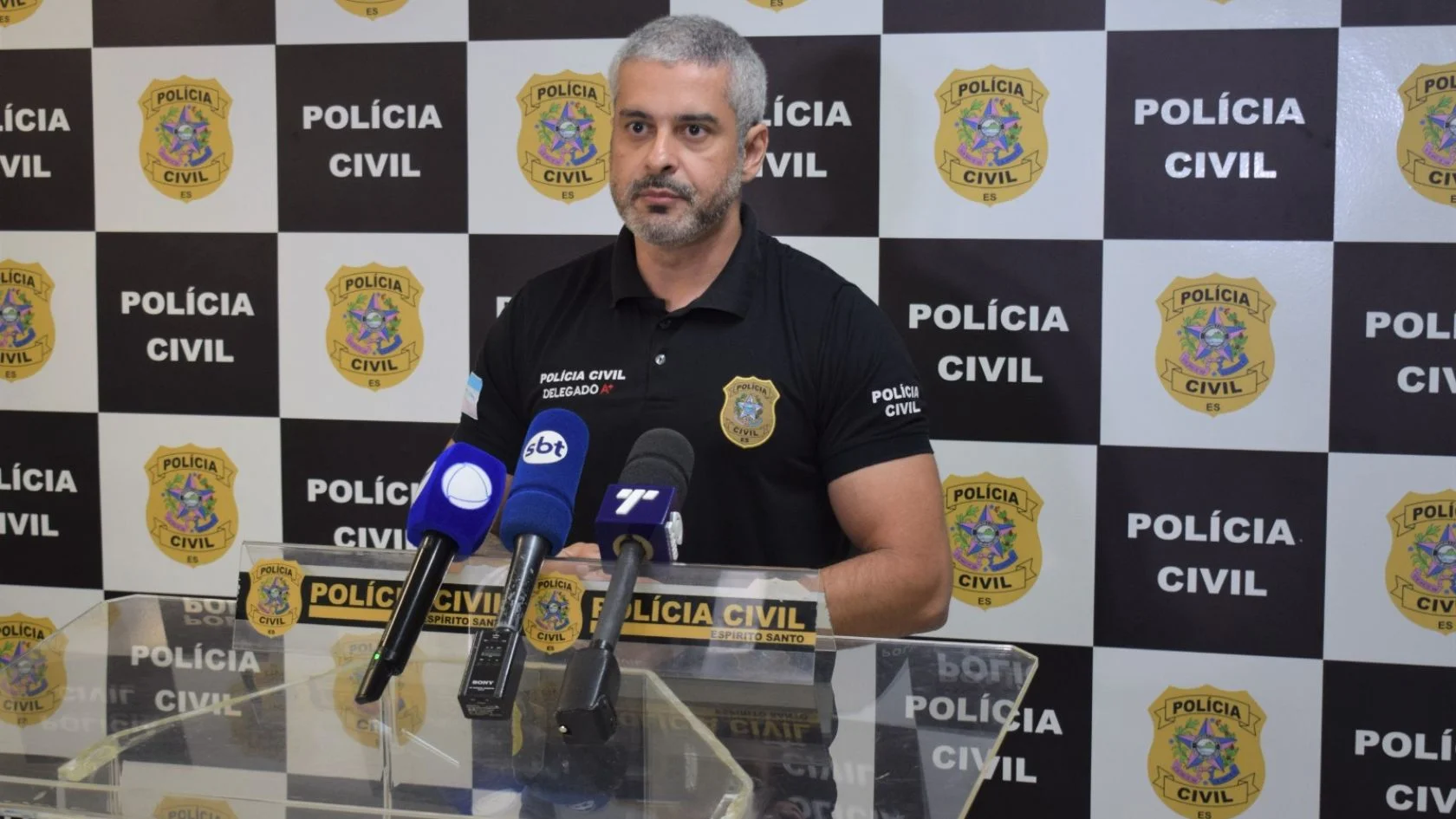 Delegado Brenno Andrade em coletiva sobre ameaça em escola na Serra investigada pela Polícia Civil do ES