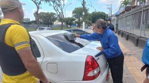 Carros de aplicativo motoristas adesivos de candidatos políticos