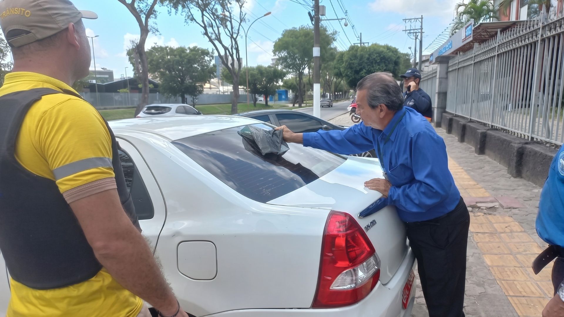Carros de aplicativo motoristas adesivos de candidatos políticos