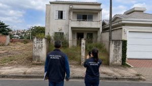 casas abandonadas e terrenos vazios