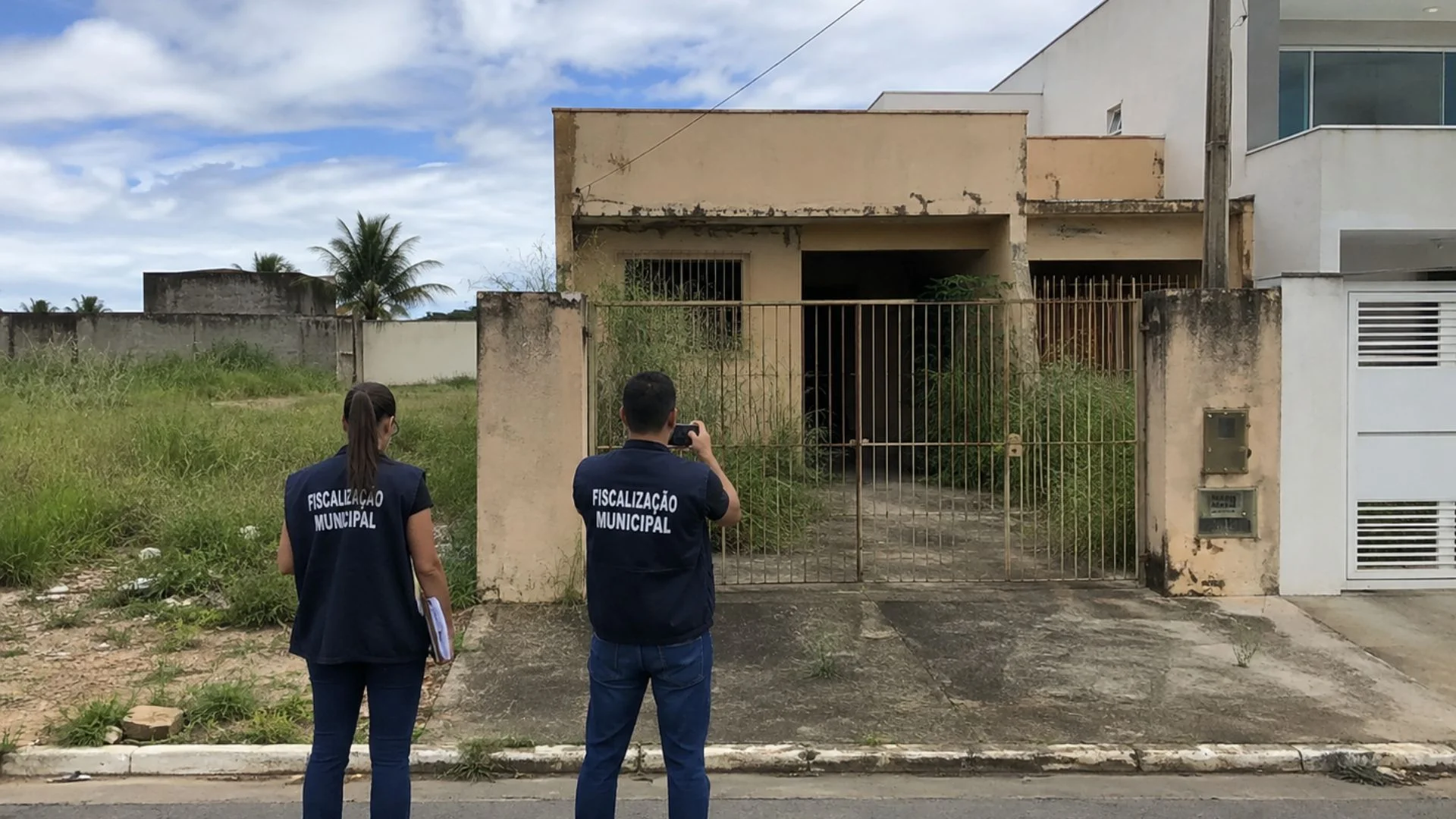 Casas vazias e terrenos abanadonados