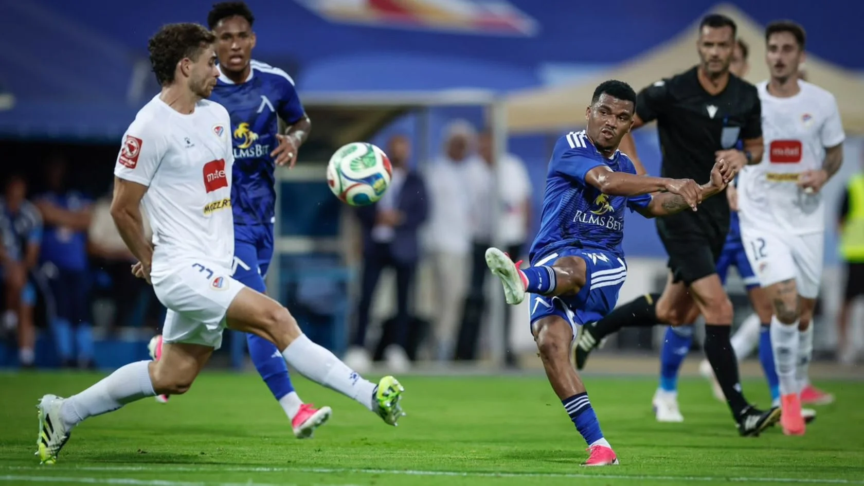 Maicon Araújo, lateral revelado no Serra, chuta a bola durante jogo pelo Levski Sofia