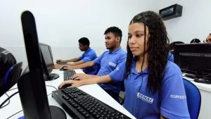 Cursos técnicos gratuitos e auxílio do Senai