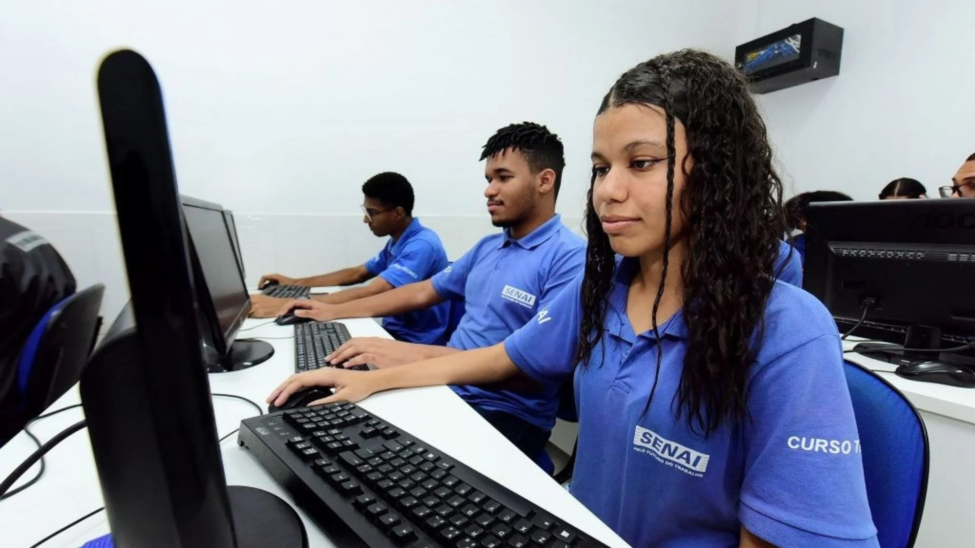 Cursos técnicos gratuitos e auxílio do Senai