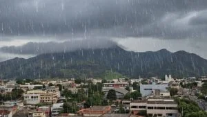 Chuva forte sobre rua da Serra durante alerta de alagamento na Grande Vitória