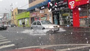Rua alagada em Laranjeiras, na Serra, durante chuva forte