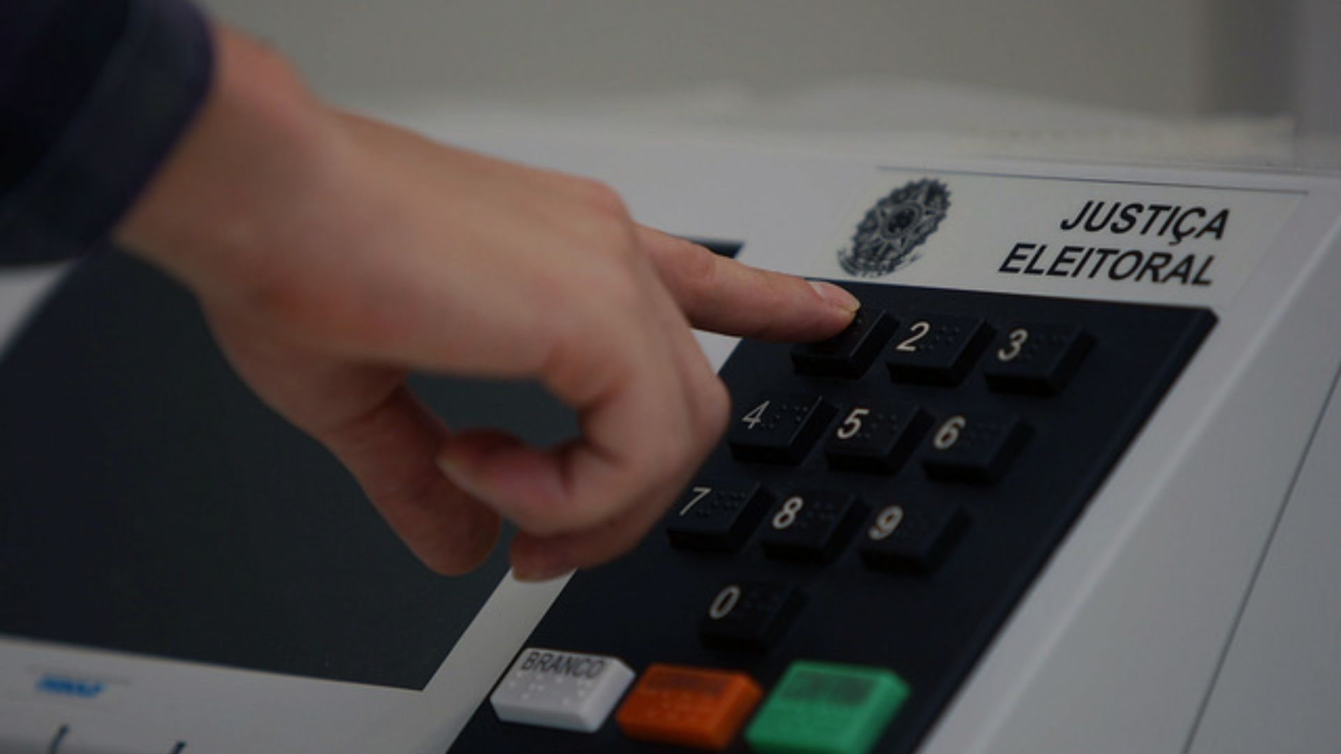Eleitor digita número na urna eletrônica durante votação para presidente