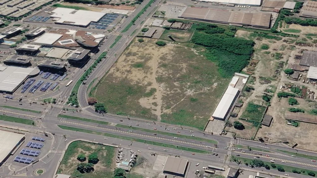 Vista aérea do terreno dos Correios na Serra, na esquina com avenida movimentada